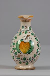 Pesaro, Fine XVI Secolo, Brocca con mela entro un tralcio vegetale in maiolica policroma